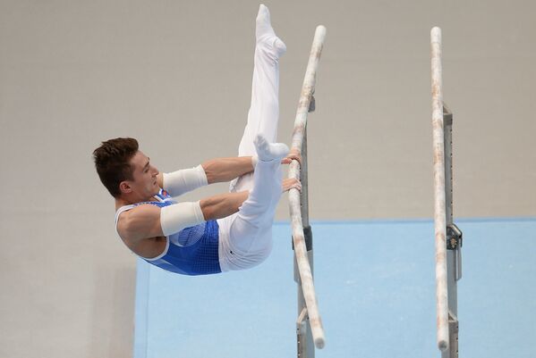 Давид Белявский (Россия) выполняет упражнения на брусьях в командном первенстве среди мужчин на чемпионате Европы по спортивной гимнастике в Берне