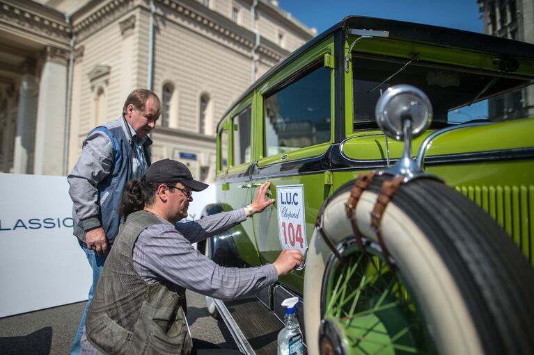 Подготовка автомобилей к ралли ретромобилей L.U.C Chopard Classic Weekend Rally