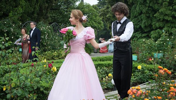 Участники открытия выставки Розовый вальс в Никитском ботаническом саду в Крыму