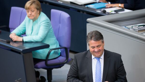 Министр экономики и вице-канцлер Германии Зигмар Габриэль и канцлер Ангела Меркель. Архивное фото