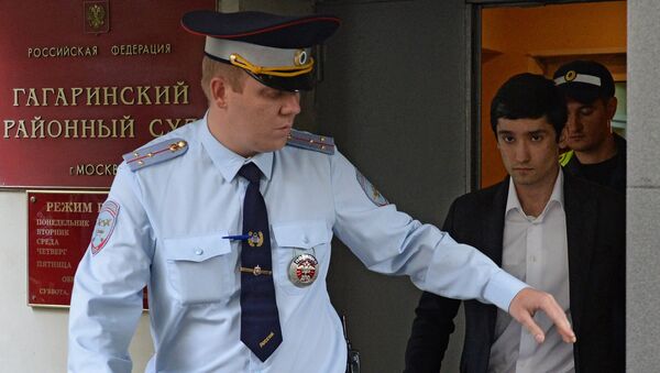 Сын вице-президента Лукойла Руслан Шамсуаров, обвиняемый в неповиновении распоряжению сотрудников полиции, у здания Гагаринского суда Москвы