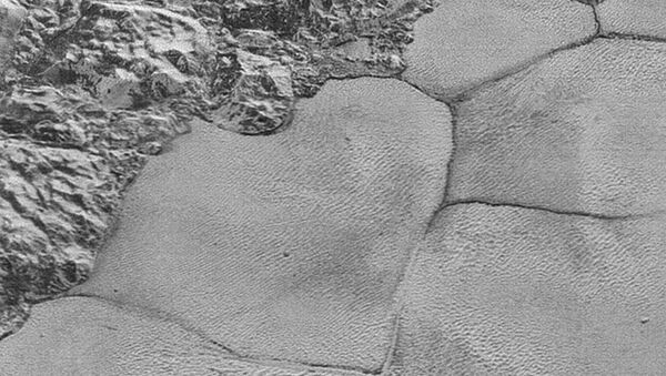 Чешуйки и дюны на поверхности сердца Плутона