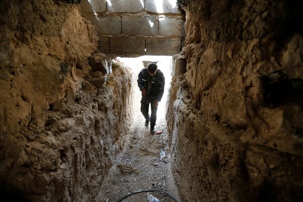 Боец шиитского ополчения в туннеле, построенном боевиками ДАИШ на окраине города Эль-Фаллуджа
