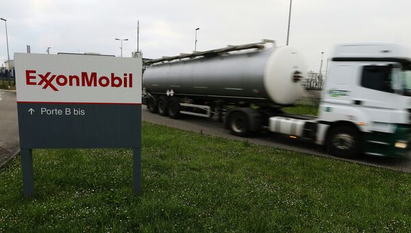 Автоцистерна выезжает с нефтеперерабатывающего завода компании ExxonMobil во Франции