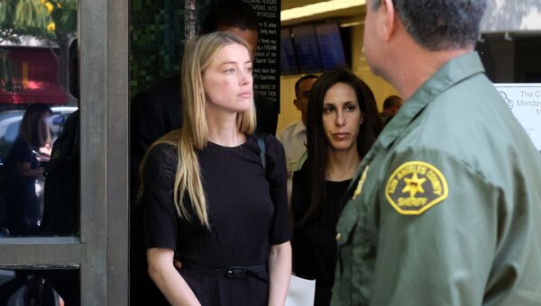 Актриса Эмбер Херд покидает здание суда в Лос-Анджелесе, США. 27 мая 2016