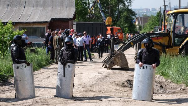 Сотрудники правоохранительных органов в поселке Плеханово Тульской области, где происходит снос незаконно установленных построек