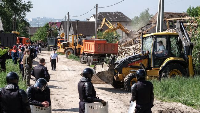 Снос незаконно установленных построек в поселке Плеханово в Тульской области. 30 мая 2016