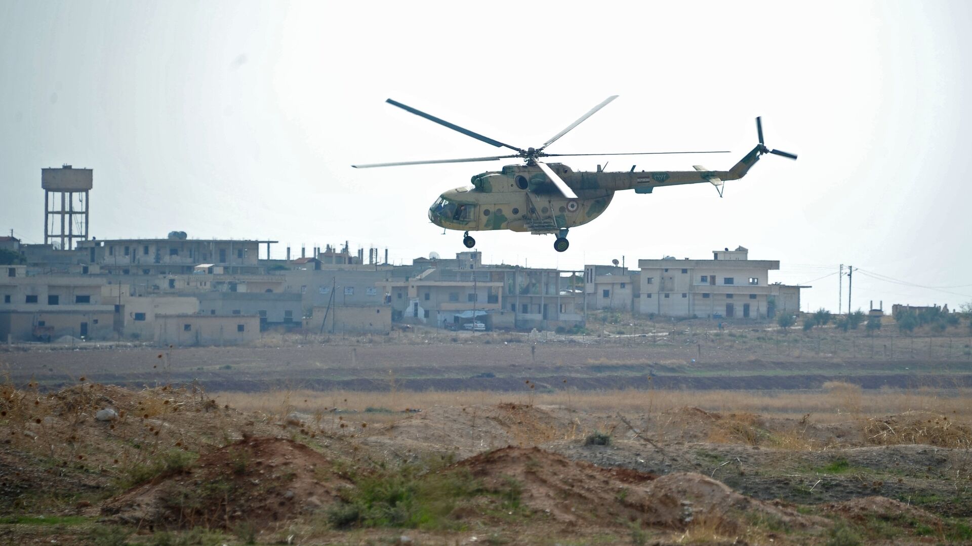Вертолет сирийских ВВС совершает облет авиабазы Хама в пригороде города Хама сирийской провинции Хама - РИА Новости, 1920, 17.02.2022