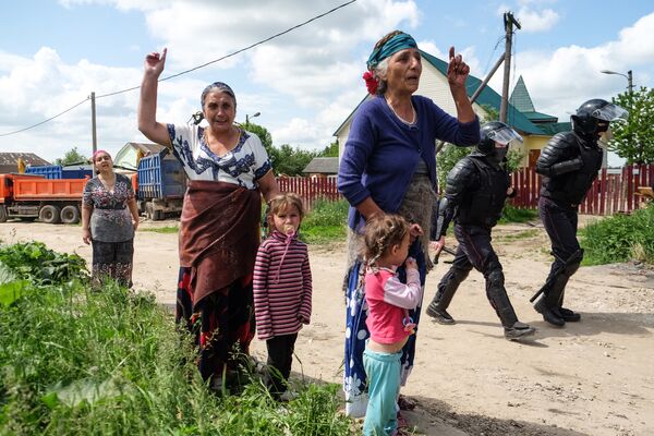 Сотрудники правоохранительных органов и жители поселка Плеханово в Тульской области, где происходит снос незаконно установленных построек