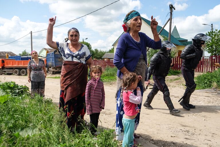 Сотрудники правоохранительных органов и жители поселка Плеханово в Тульской области, где происходит снос незаконно установленных построек