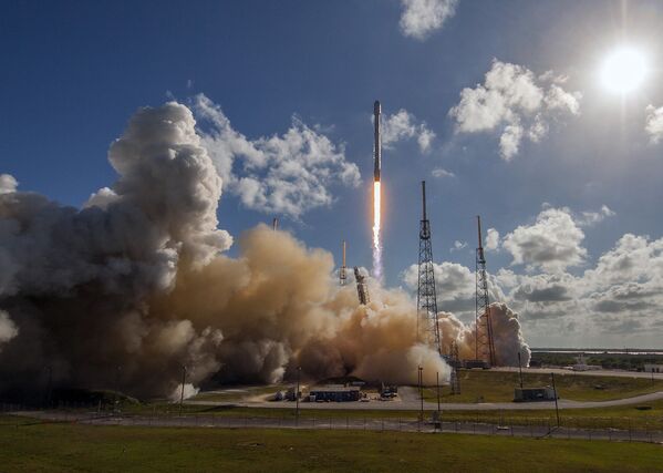Запуск ракеты-носителя Falcon 9 компании SpaceX с тайский спутником Thaicom 8