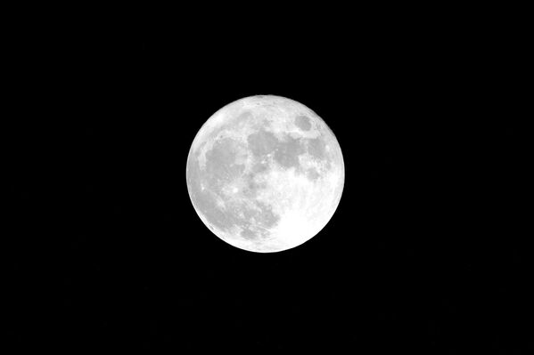 Изображение Луны, снятое космонавтом Роскосмоса Юрием Маленченко