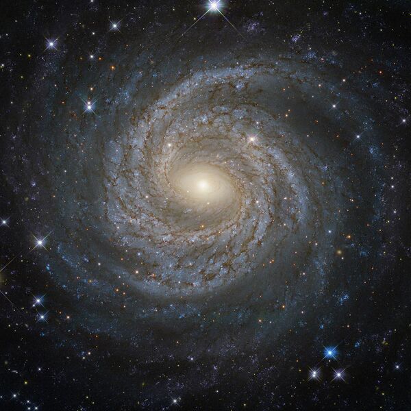 Спиральная галактика NGC 6814 снятая телескопом Хаббл