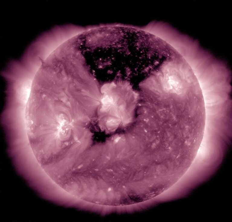 Гигантская корональная дыра на Солнце