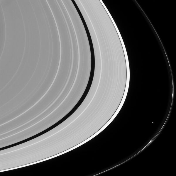 Естественный спутник Сатурна Прометей в кольце F