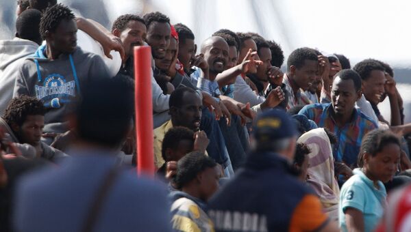 Спасенные мигранты в порту Катания, Сицилия, Италия. 28 мая 2016