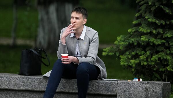 Надежда Савченко возле здания Верховной рады