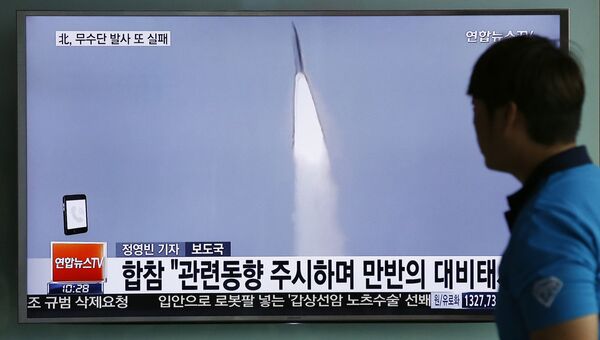 Мужчина смотрит новости в сеульском метро о запуске ракеты в КНДР. Архивное фото