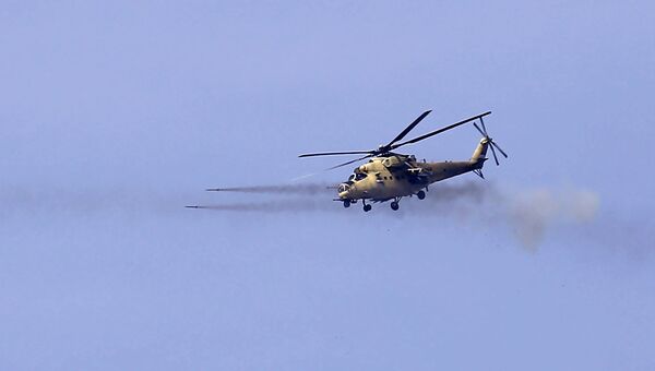 Вертолет ВВС Ирака ведет огонь по позициям боевиков ИГ. Архивное фото