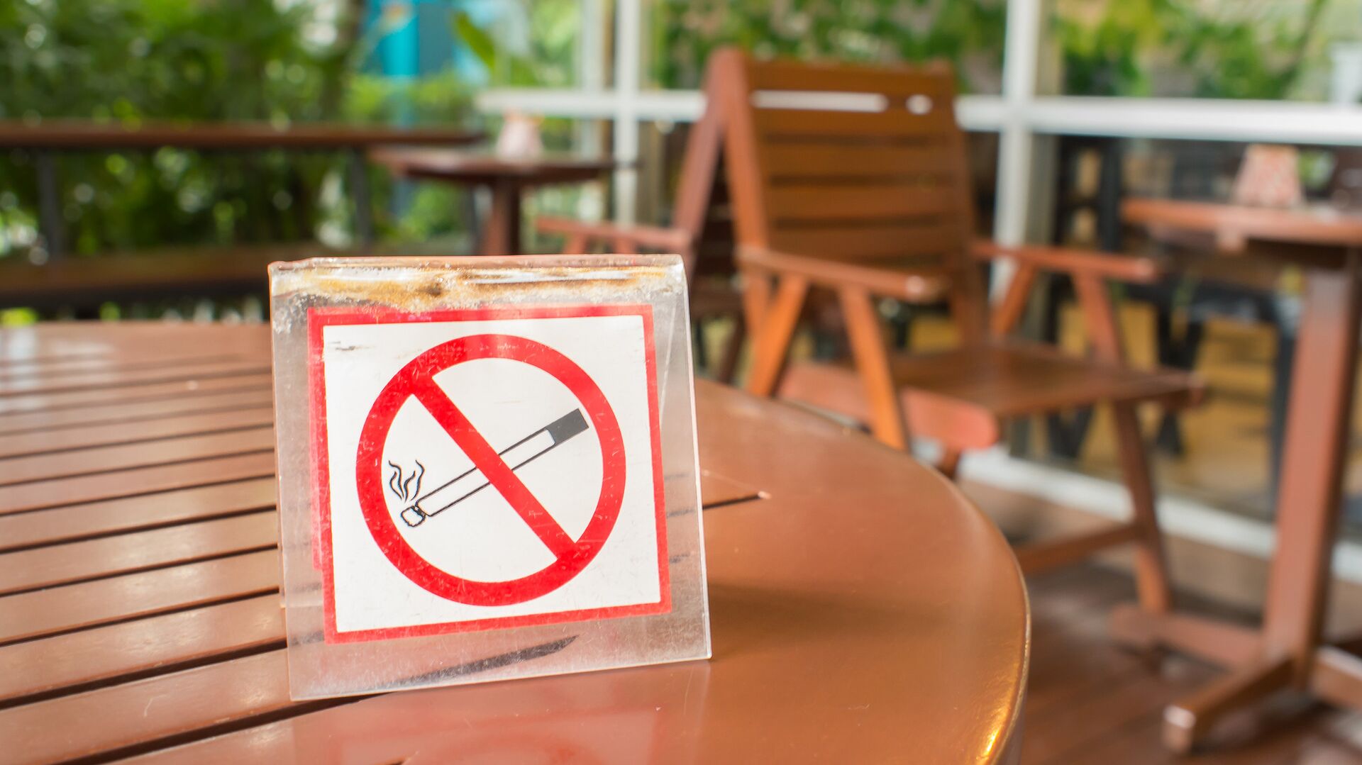 Знак Курение запрещено на столике в кафе - РИА Новости, 1920, 24.11.2021