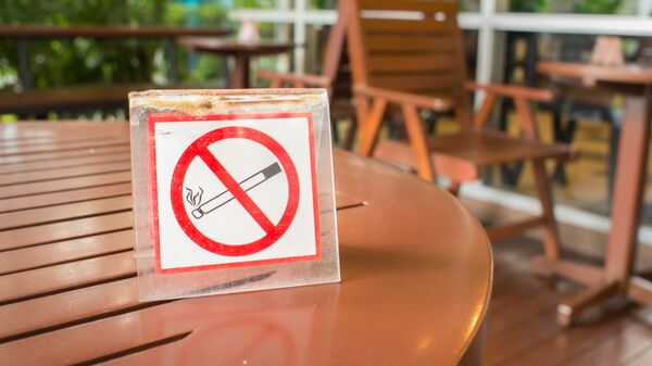 Знак Курение запрещено на столике в кафе. Архивное фото
