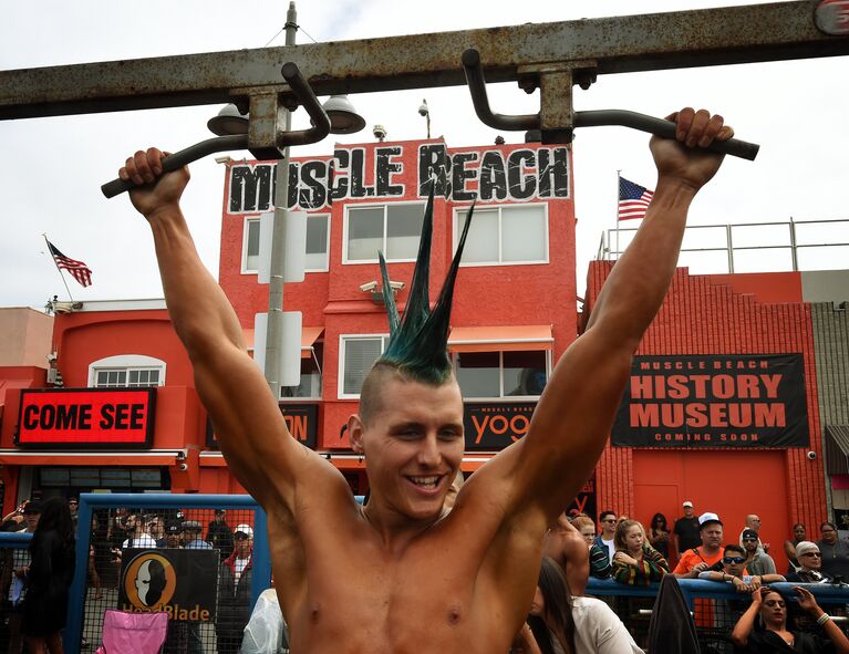 Конкурс бодибилдеров Memorial Day Muscle Beach. Лос-Анджелес, США