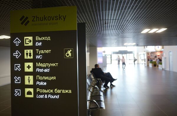 Указатель в зале нового международного аэропорта в Жуковском в Московской области