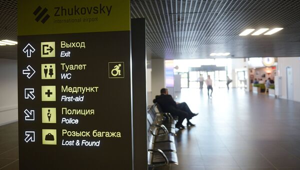 Указатель в зале нового международного аэропорта в Жуковском в Московской области. Архивное фото