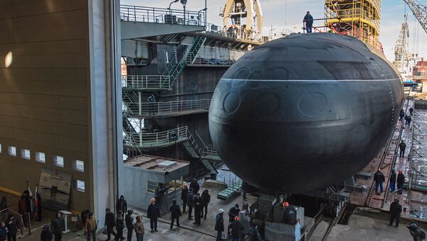 Спуск на воду подводной лодки Великий Новгород проекта 636. Архивное фото