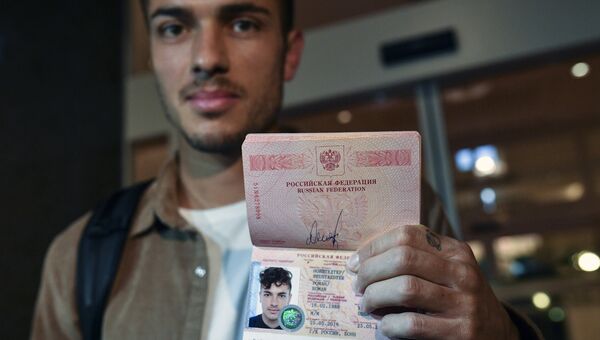 Футболист сборной России Роман Нойштедтер, получивший паспорт РФ