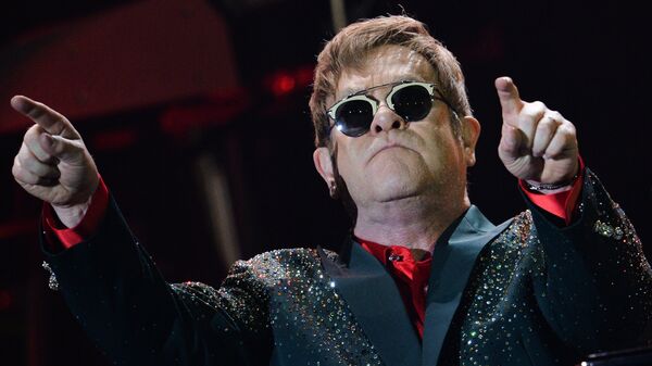 Британский певец Элтон Джон выступает на концерте в рамках мирового турне Wonderful Crazy Night Tour в Москве