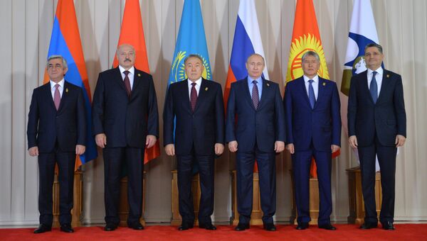 Президент России Владимир Путин на церемонии совместного фотографирования перед началом заседания в Астане Высшего Евразийского экономического совета на уровне глав государств в узком составе в Казахстан