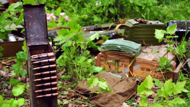 Оружие и боеприпасы, найденные правоохранителями ЛНР, в Луганске. Архивное фото