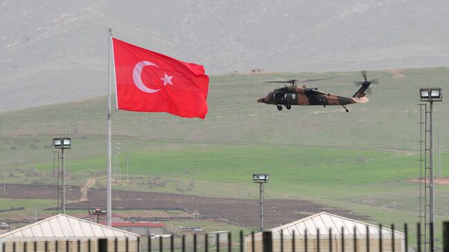 Вертолет ВВС Турции неподалеку от турецко-иракской границы. Архивное фото