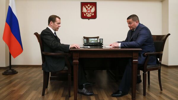 Председатель правительства РФ Дмитрий Медведев и губернатор Волгоградской области Андрей Бочаров во время встречи в Волгограде