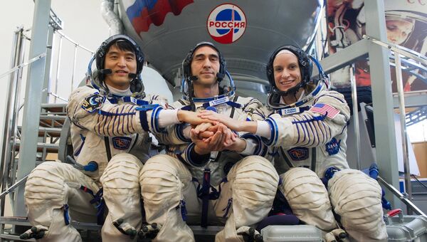 Члены основного экипажа МКС-48/49 астронавт ДжАКСА Ониши Такуя, космонавт Роскосмоса Анатолий Иванишин и астронавт НАСА Кэтлин Рубинс. Архивное фото