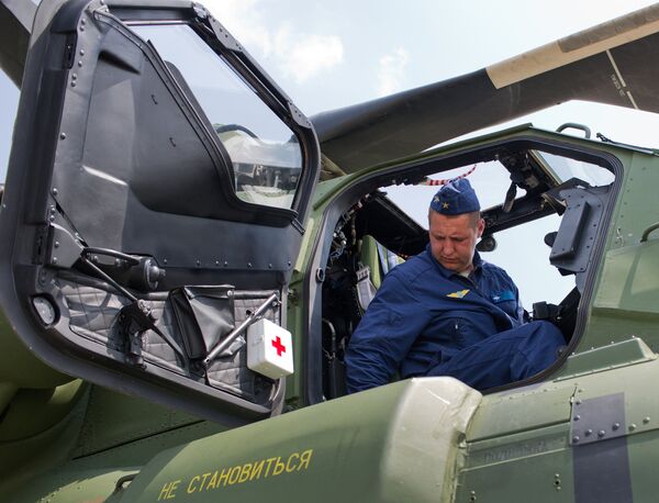 Авиатехник в ударном вертолете Ми-28H Ночной охотник на аэродроме Кировское