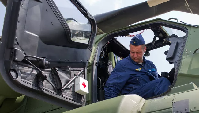 Авиатехник в ударном вертолете Ми-28H Ночной охотник. Архивное фото
