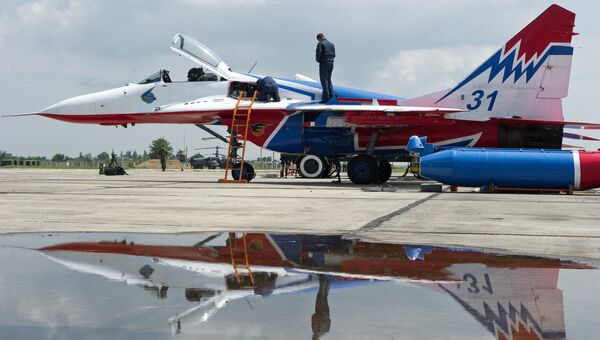 Самолет пилотажной группы Стрижи на аэродроме Кировское