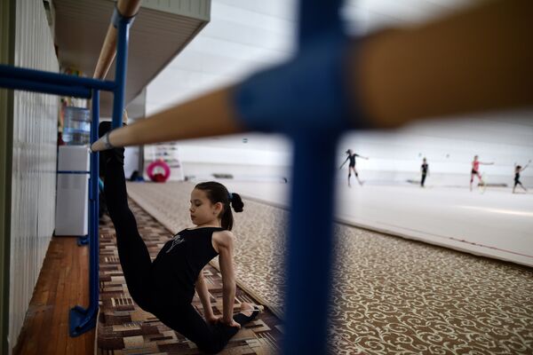 Тренировка по гимнастике в школе олимпийского резерва в Москве