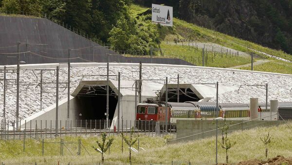 Поезд проезжает возле Северных ворот Готардского базисного тоннеля в Швейцарии
