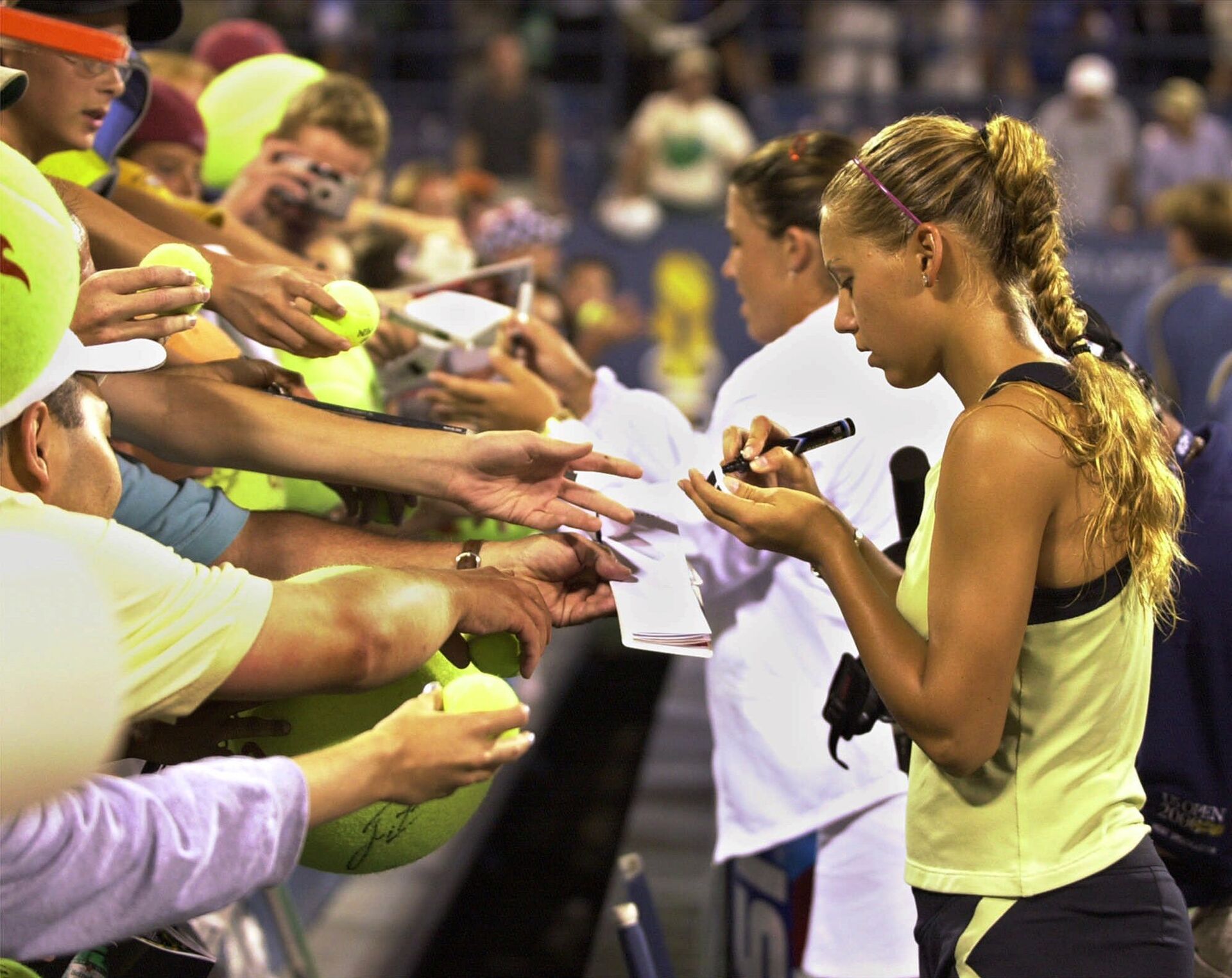 Теннисистка Анна Курникова раздает автографы после матча в рамках турнира U.S. Open, 2000 - РИА Новости, 1920, 03.06.2021