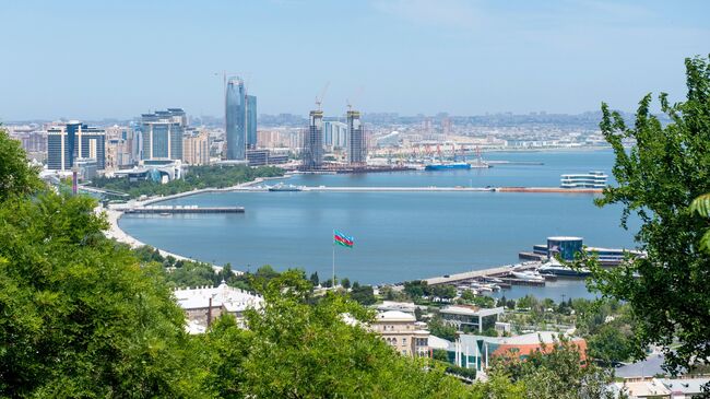 Панорама города Баку и Бакинской бухты в Каспийском море. Архивное фото