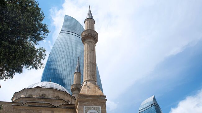 Sehidler Mescidi мечеть рядом с комплексом Башни пламени в Баку. Архивное фото