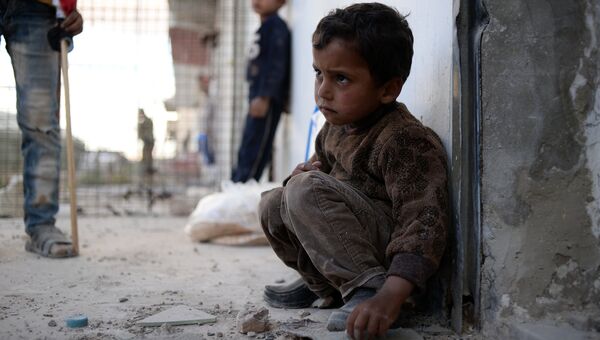 Жители населенного пункта в Сирии во время раздачи российской гуманитарной помощи. Архивное фото