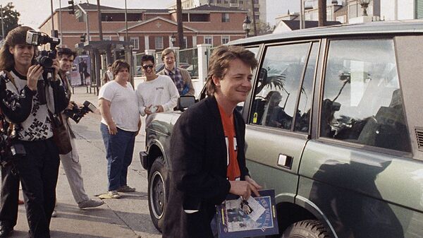 Актер Майкл Джей Фокс около своей машины в Голливуде. 1988 год 