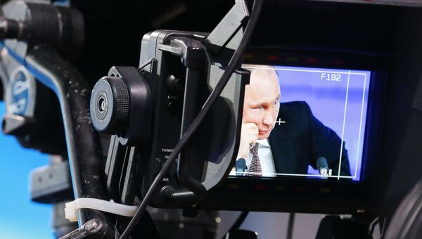 Президент России Владимир Путин на мониторе телекамеры во время пресс-конференции. Архивное фото