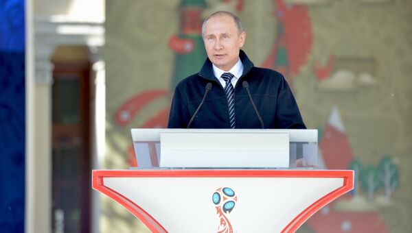 Президент России Владимир Путин выступает на церемонии старта волонтёрской программы Кубка конфедераций FIFA 2017 и чемпионата мира по футболу FIFA 2018