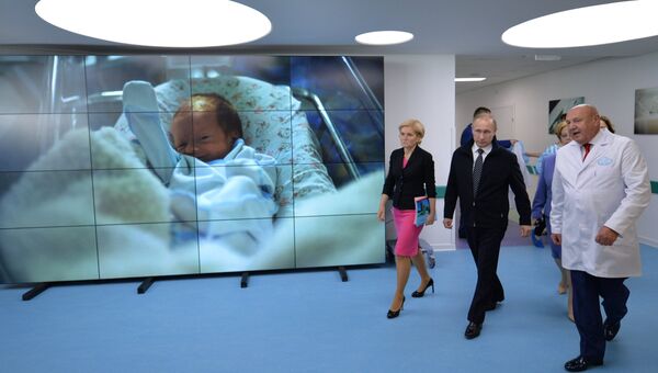 Президент РФ В. Путин посетил новый Федеральный перинатальный центр