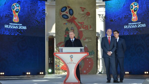 Президент России Владимир Путин выступает на церемонии старта волонтёрской программы Кубка конфедераций FIFA 2017 и ЧМ по футболу FIFA 2018